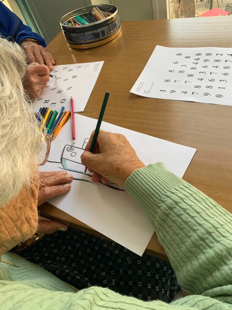 Un residente concentrado coloreando un hermoso dibujo